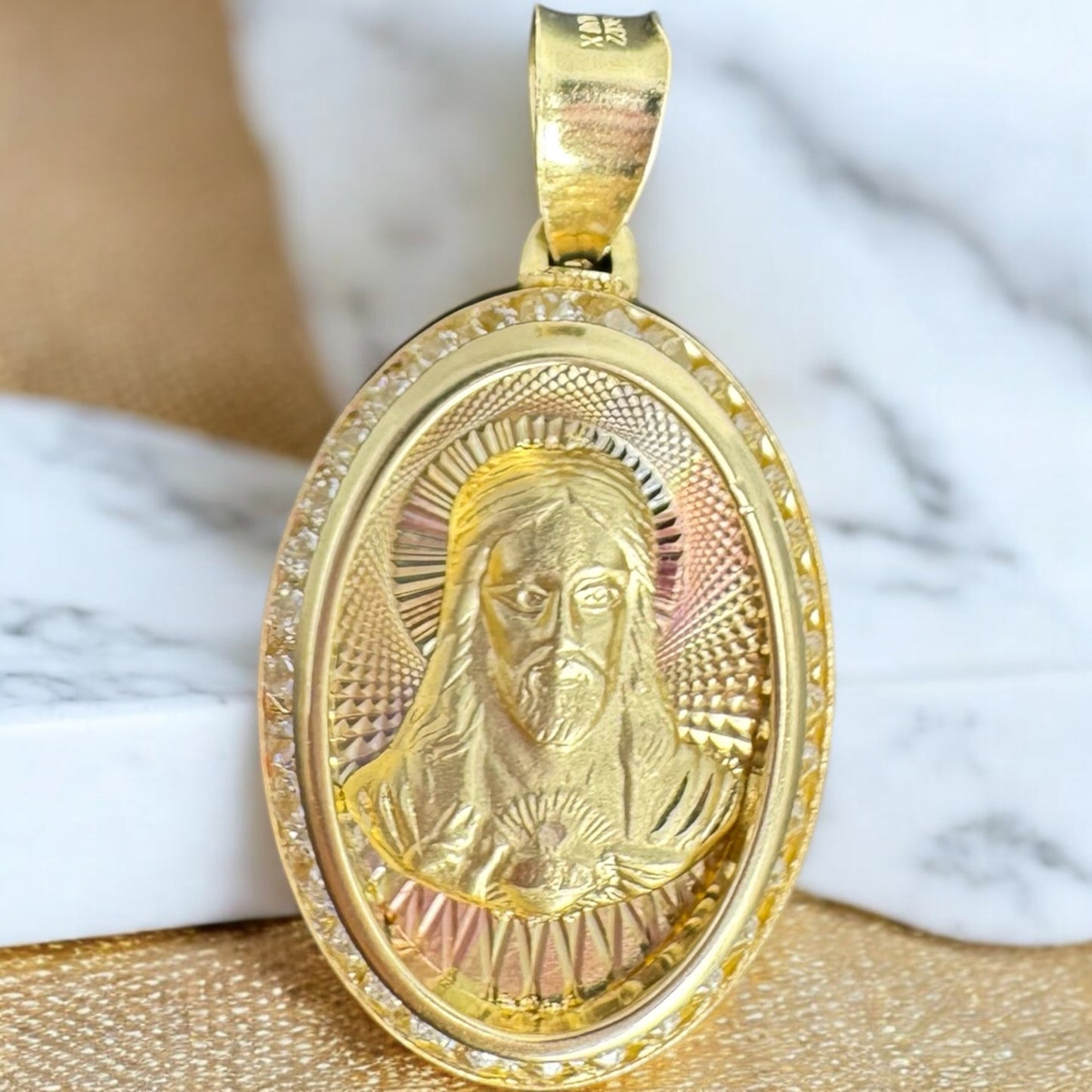 MEDALLA CON EL ROSTRO DE JESUS EN ORO MEXICANO 10 K