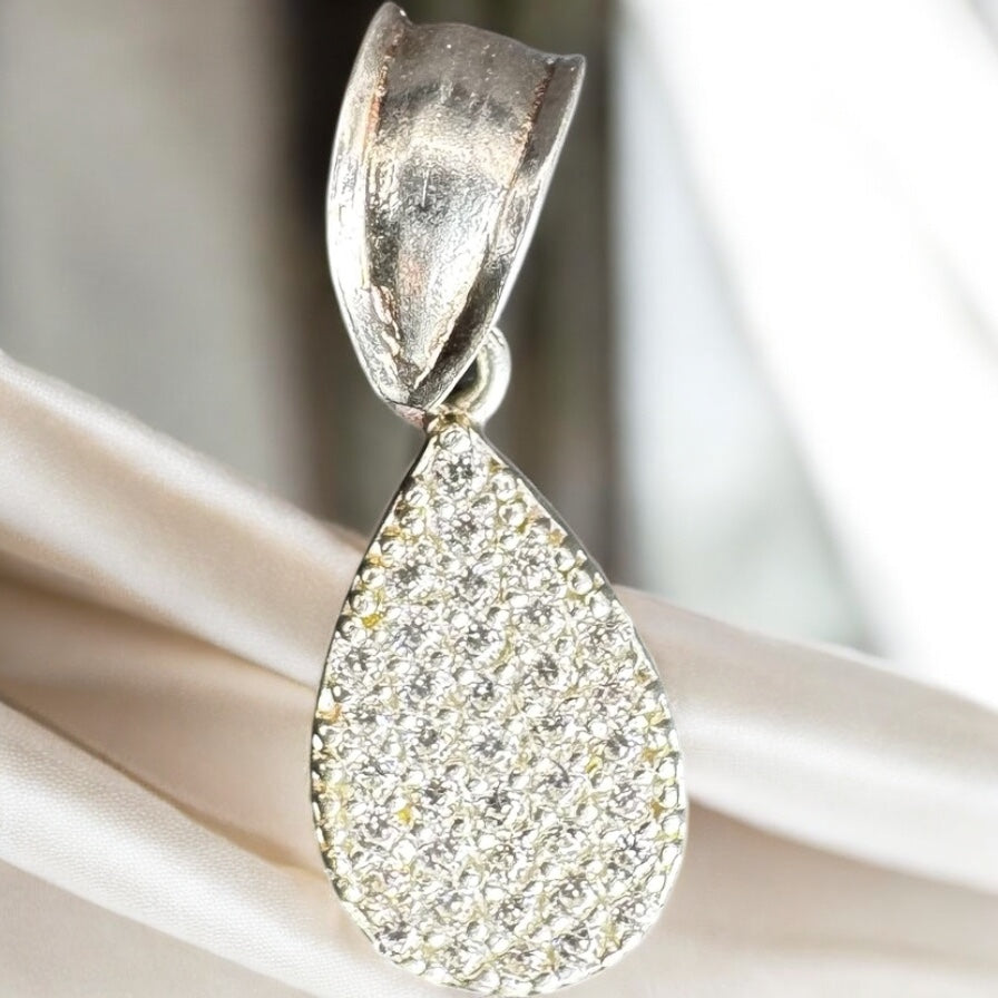 DIJE EN FORMA DE GOTA EN PLATA MEXICANA .925