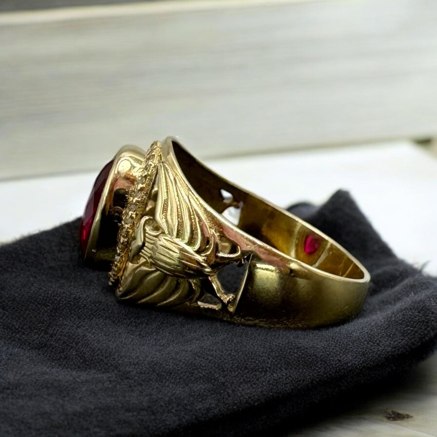 ANILLO DE CABALLERO CON UNA PERLA ROJA EN ORO MEXICANO 10 K