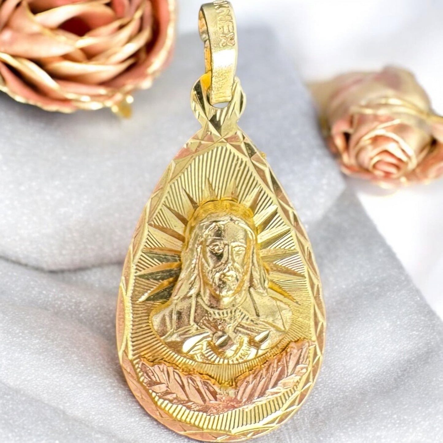 DIJE EN FORMA DE GOTA DE JESUS EN ORO MEXICANO 10 K