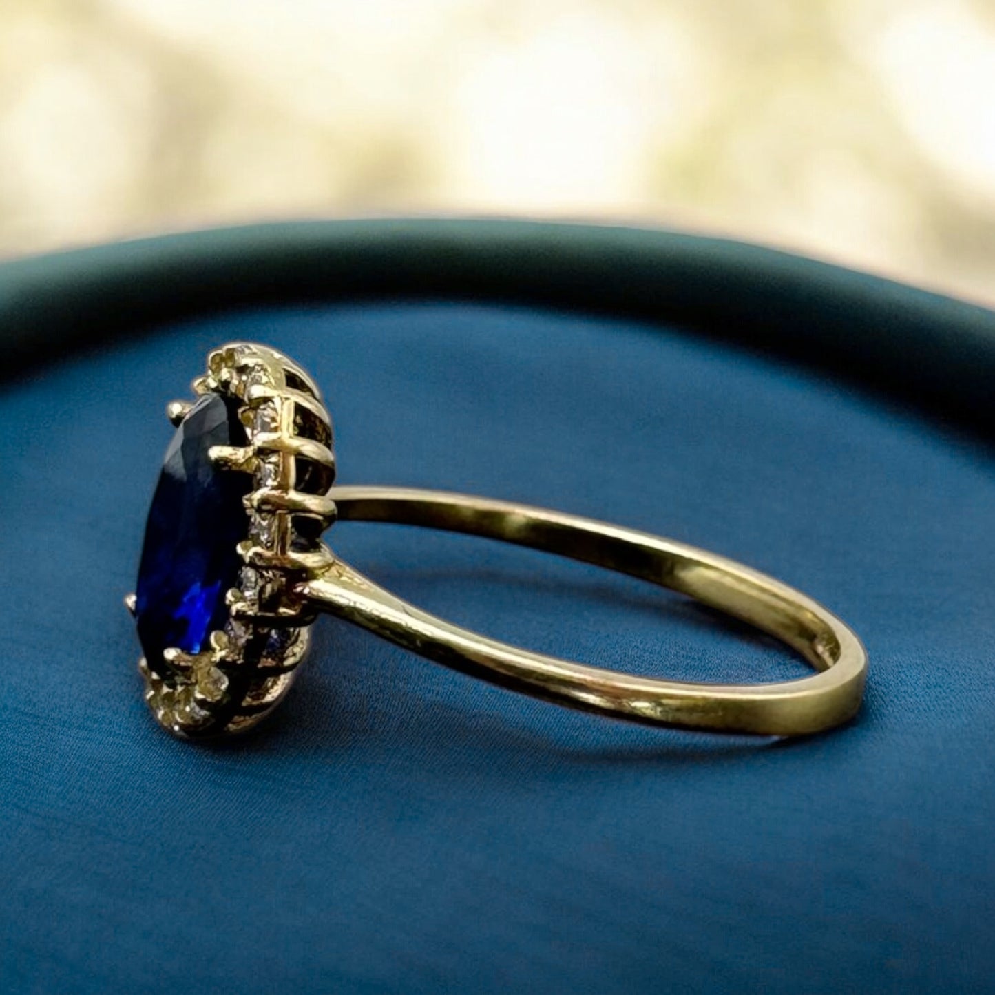 ANILLO CON UNA PIEDRA OVALADA AZUL EN ORO MEXICANO 10 K
