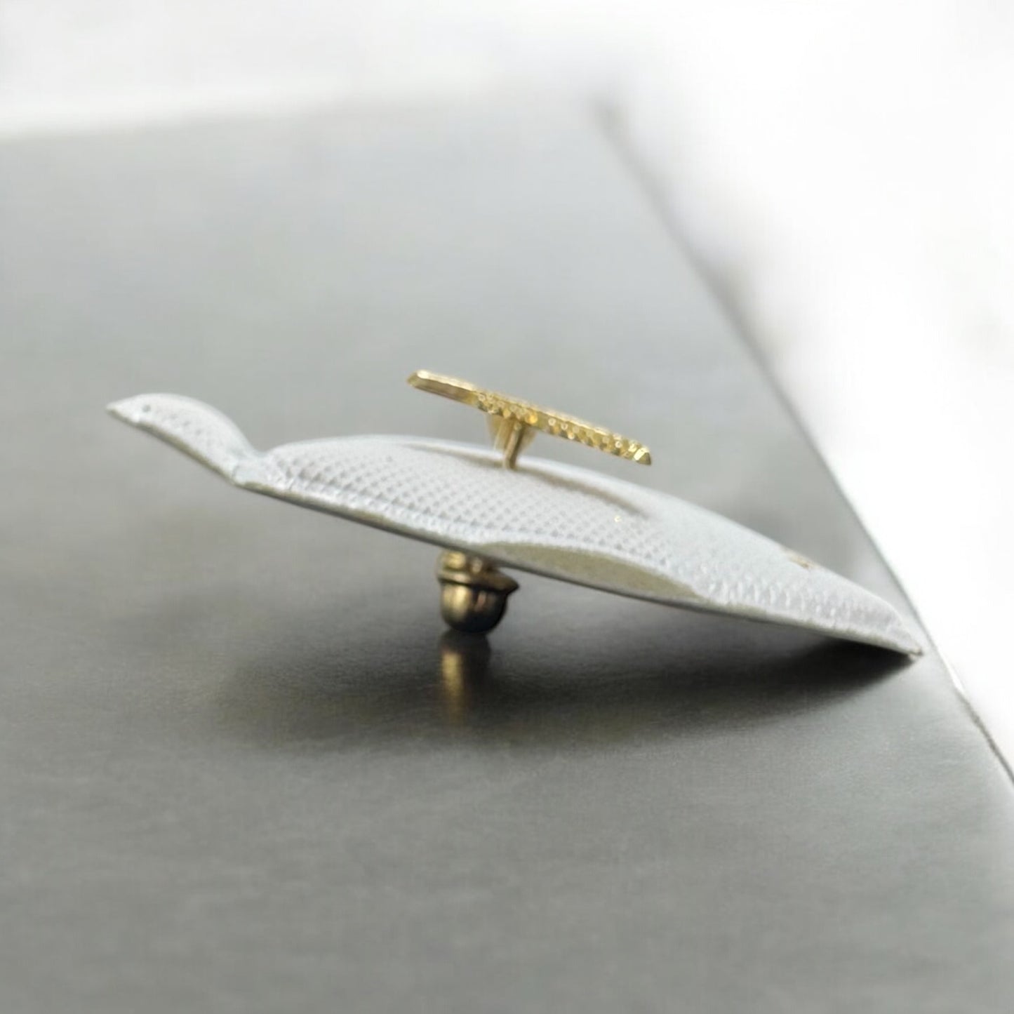 BROQUEL PLUMA EN ORO MEX. 10 K
