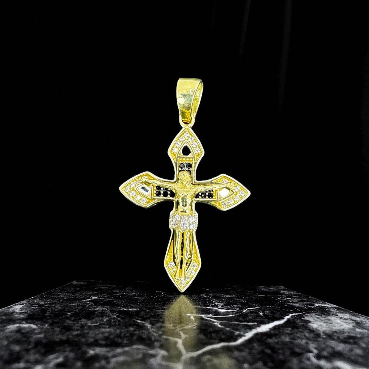 DIJE CRUCIFIJO CON NEGRO EN ORO 10 K