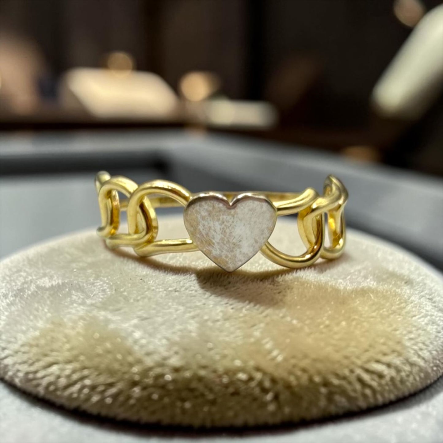 ANILLO CON CORAZON EN EL CENTRO EN ORO MEXICANO 10 K