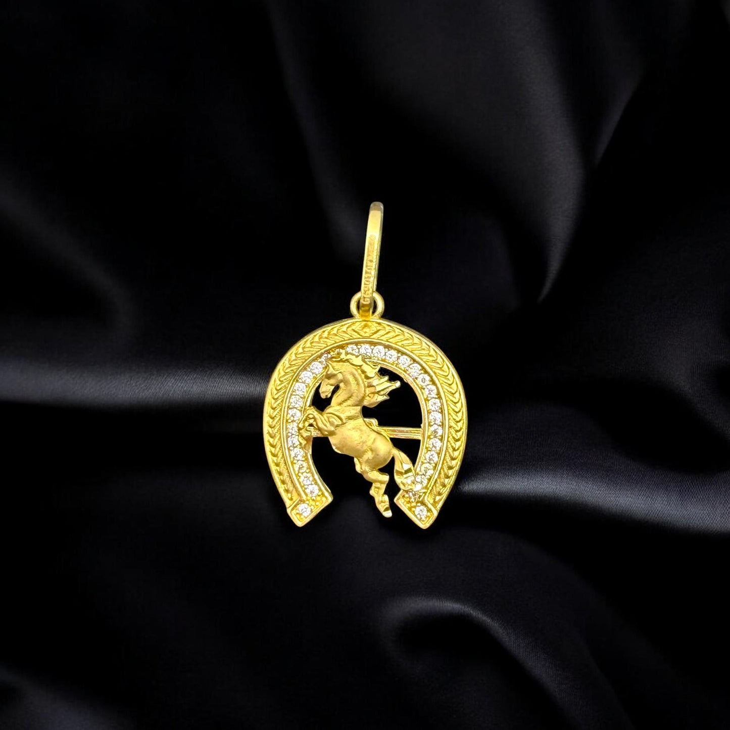 DIJE DE HERRADURA Y CABALLO EN ORO MEXICANO 10 K