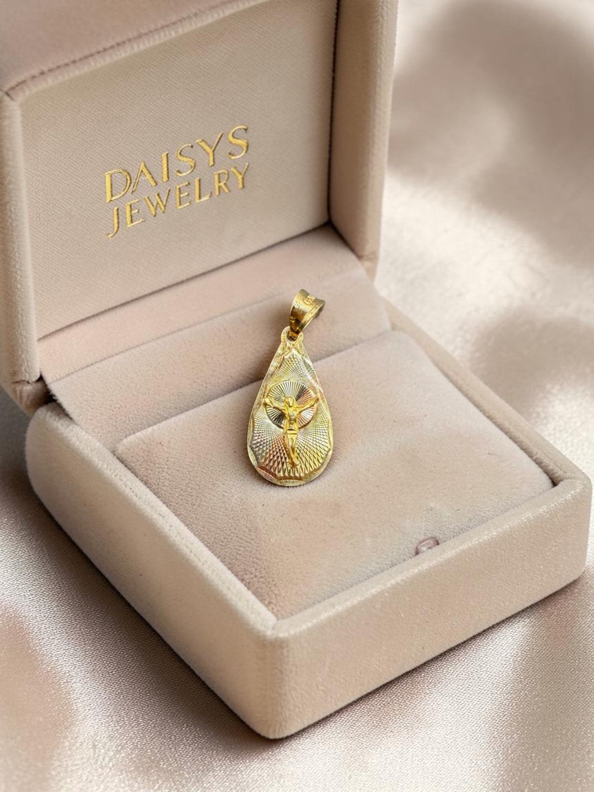 DIJE OVALADO JESUCRISTO EN ORO 14 K
