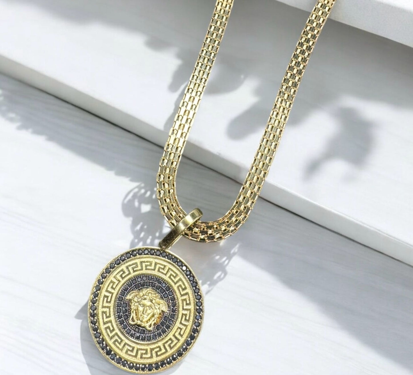 DIJE DE MEDUSA CON PIEDRAS NEGRAS EN ORO MEXICANO 10 K