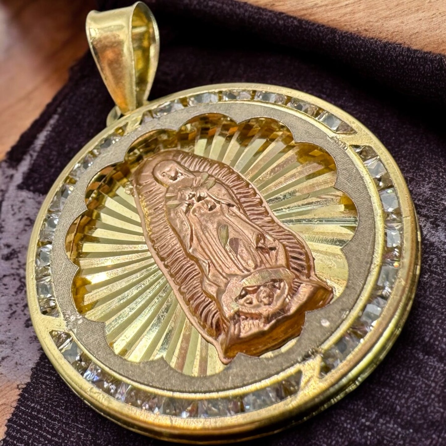 MEDALLA DE LA VIRGEN DE GUADALUPE EN ORO MEXICANO 10 K