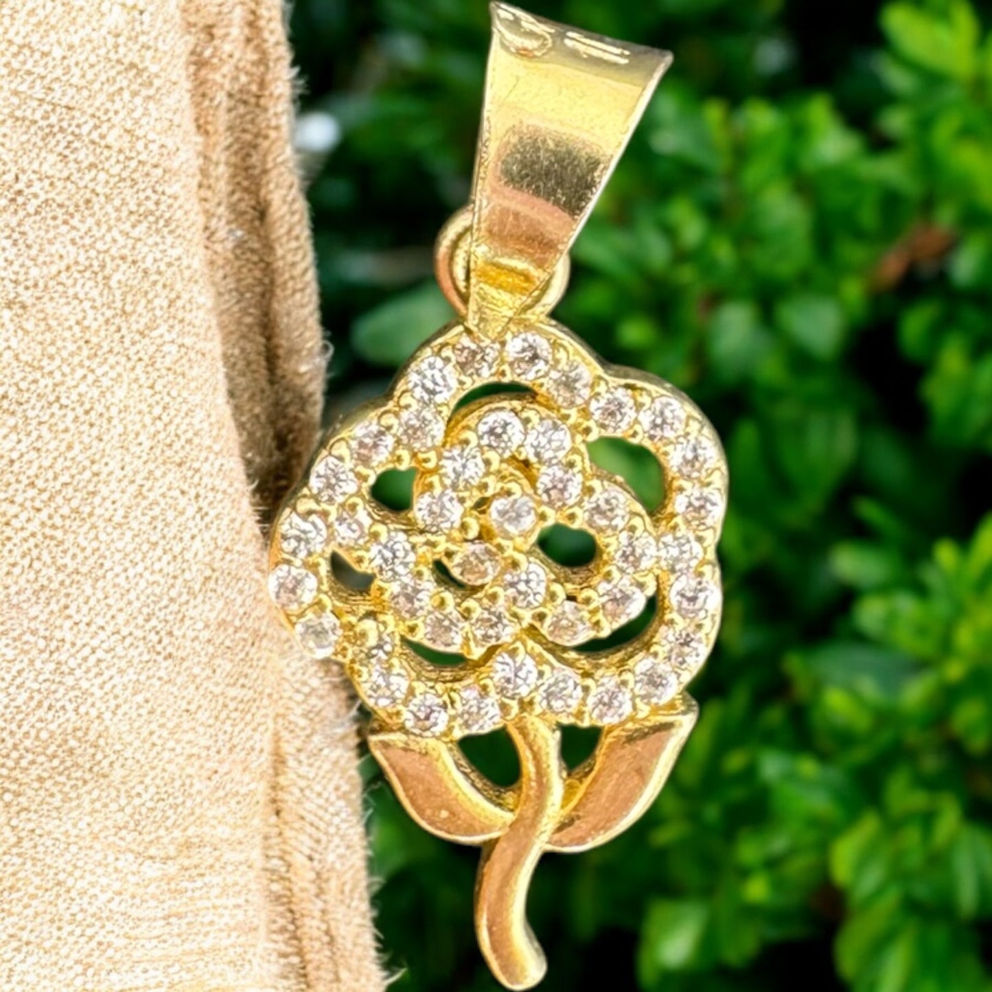 DIJE DE UNA ROSA EN ORO MEXICANO 10 K