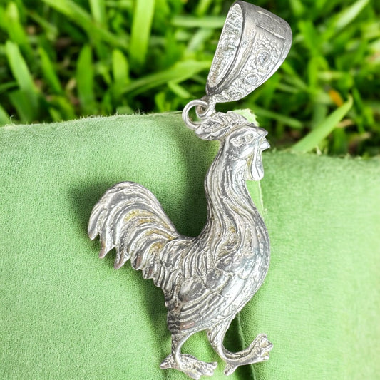 DIJE GALLO LISO EN PLATA MEXICANA .925