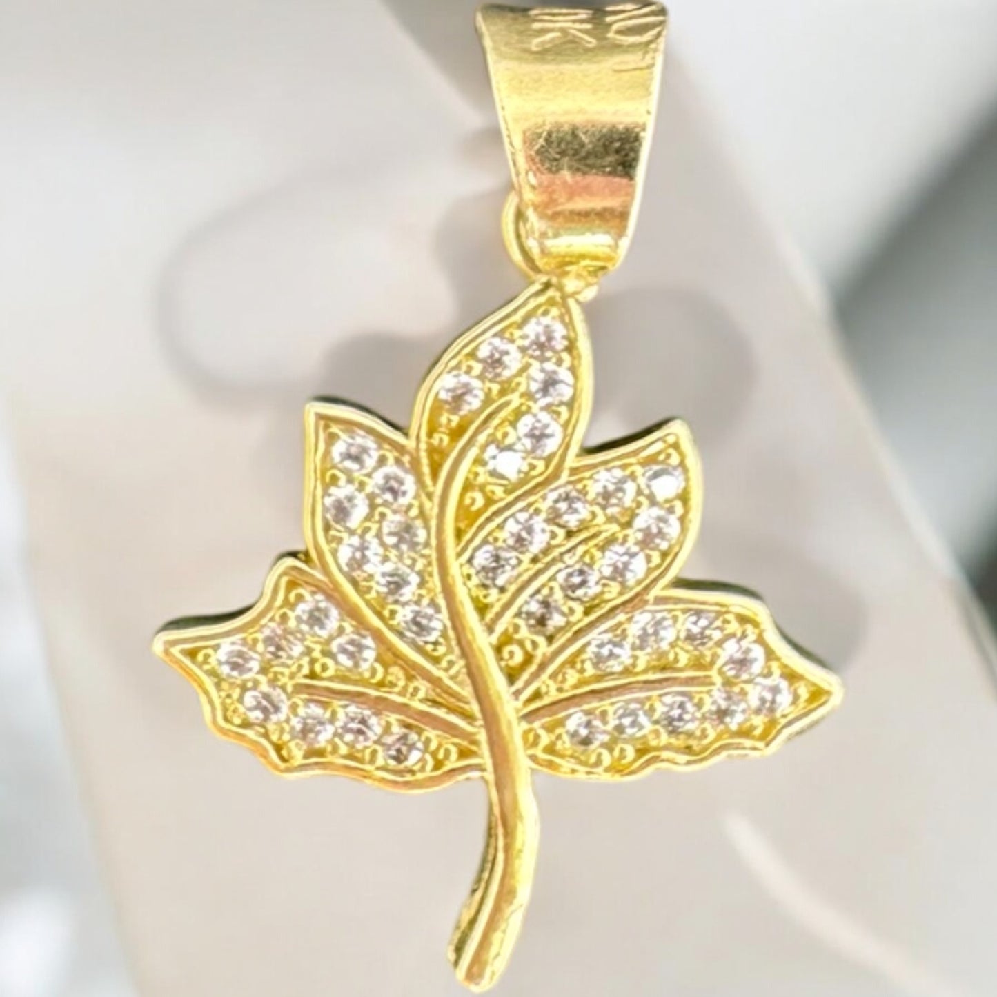 DIJE UNA HOJA EN ORO MEXICANO 10 K
