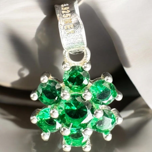 DIJE DE UNA FLOR EN COLOR VERDE