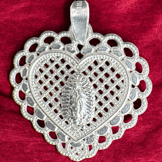 DIJE DE VIRGEN EN CORAZON PLATA MEXICANA .925