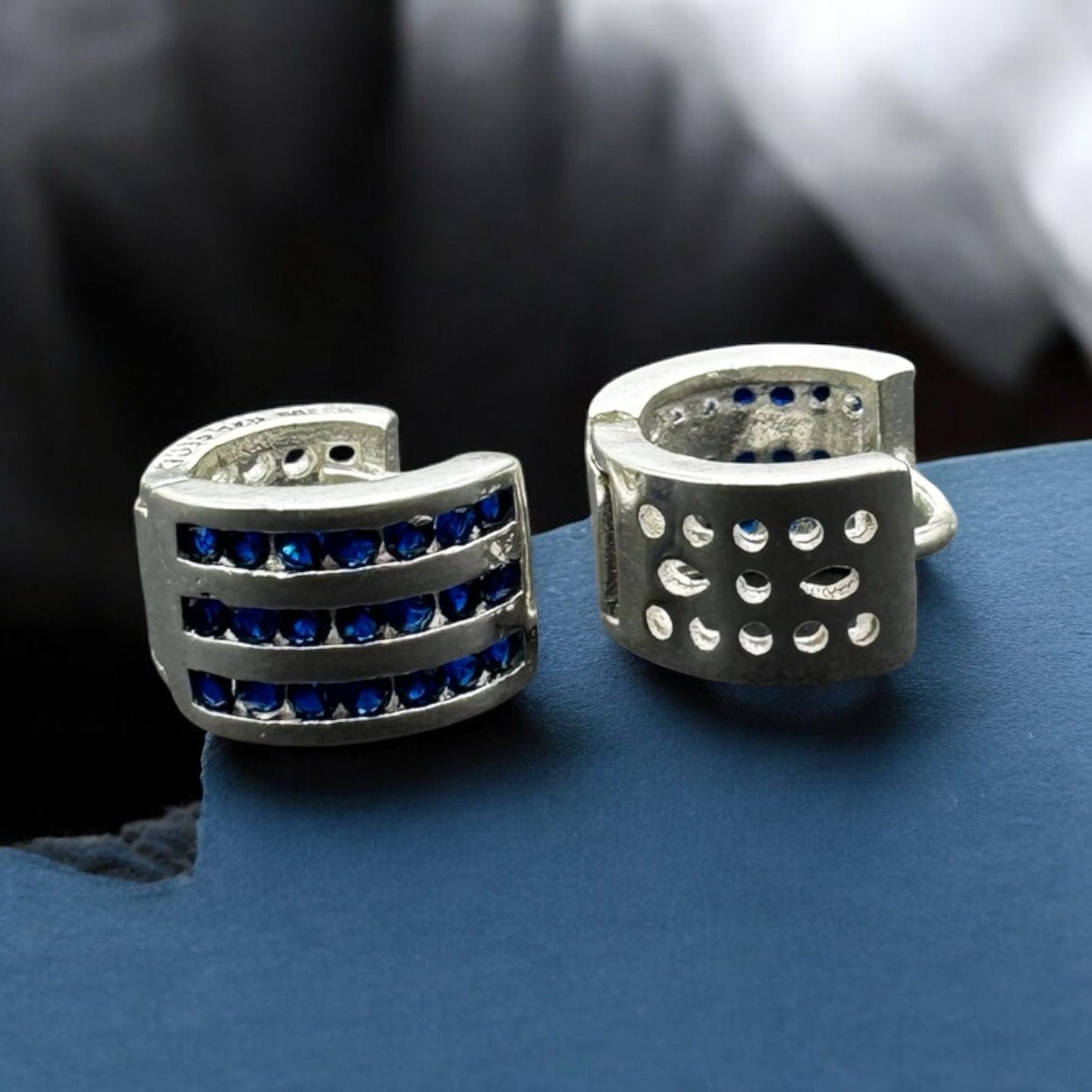 ARETE HUGGIE PEQUEÑO EN PLATA MEXICANA .925