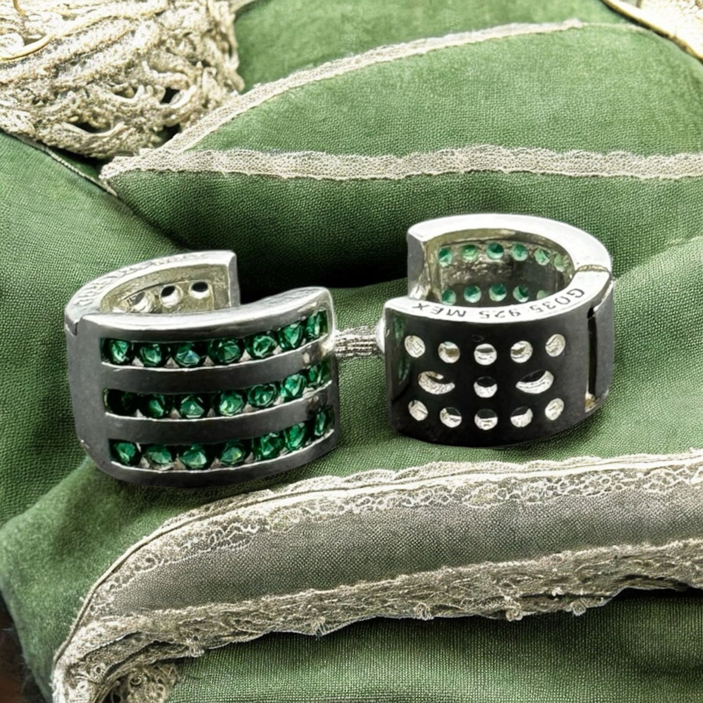 ARETE HUGGIE PEQUEÑO EN PLATA MEXICANA .925