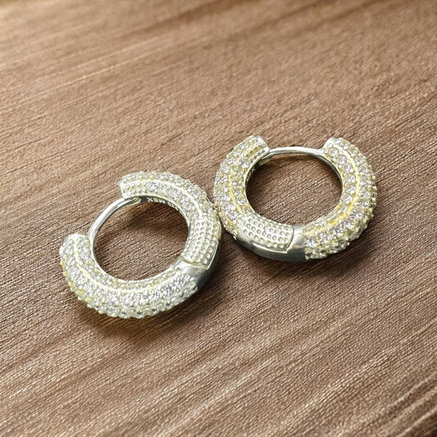 HUGGIE ARRACADA BRILLOSA EN PLATA MEXICANA .925