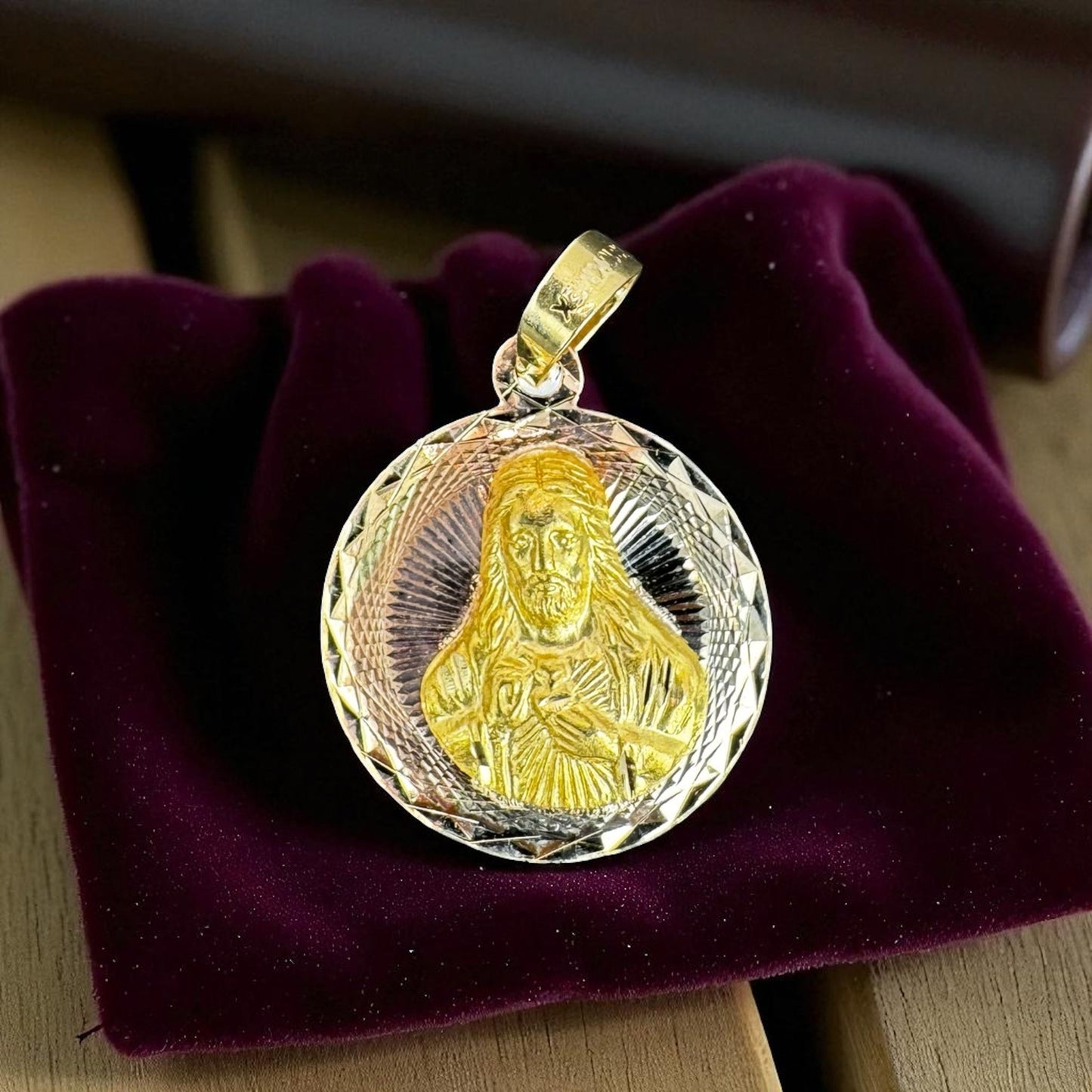 MEDALLA CIRCULAR DE JESUS EN ORO MEXICANO 10 K