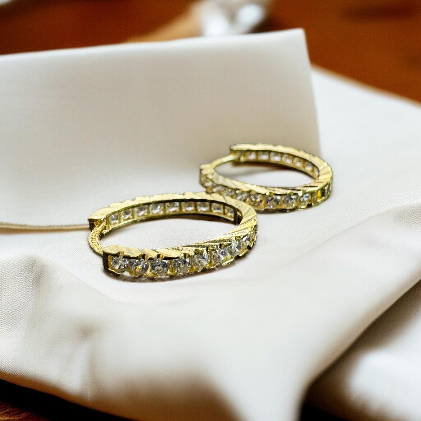 ARETE CON ZIRCONIAS EN ORO MEXICANO 10 K