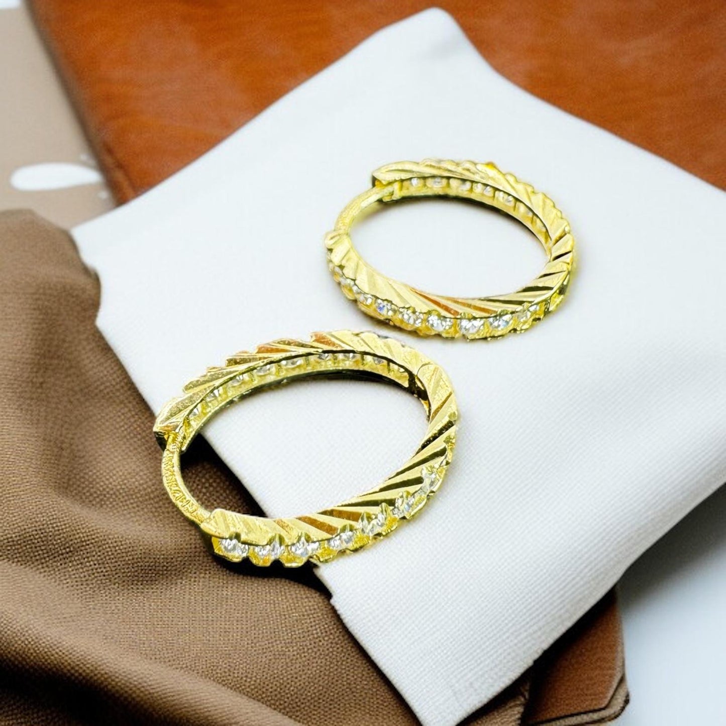 ARETE CON ZIRCONIAS EN ORO MEXICANO 10 K