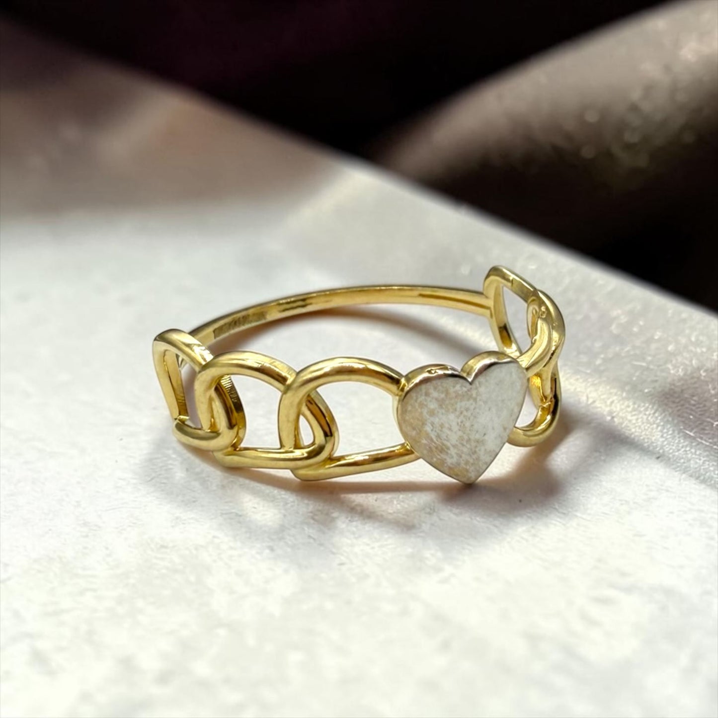 ANILLO CON CORAZON EN EL CENTRO EN ORO MEXICANO 10 K