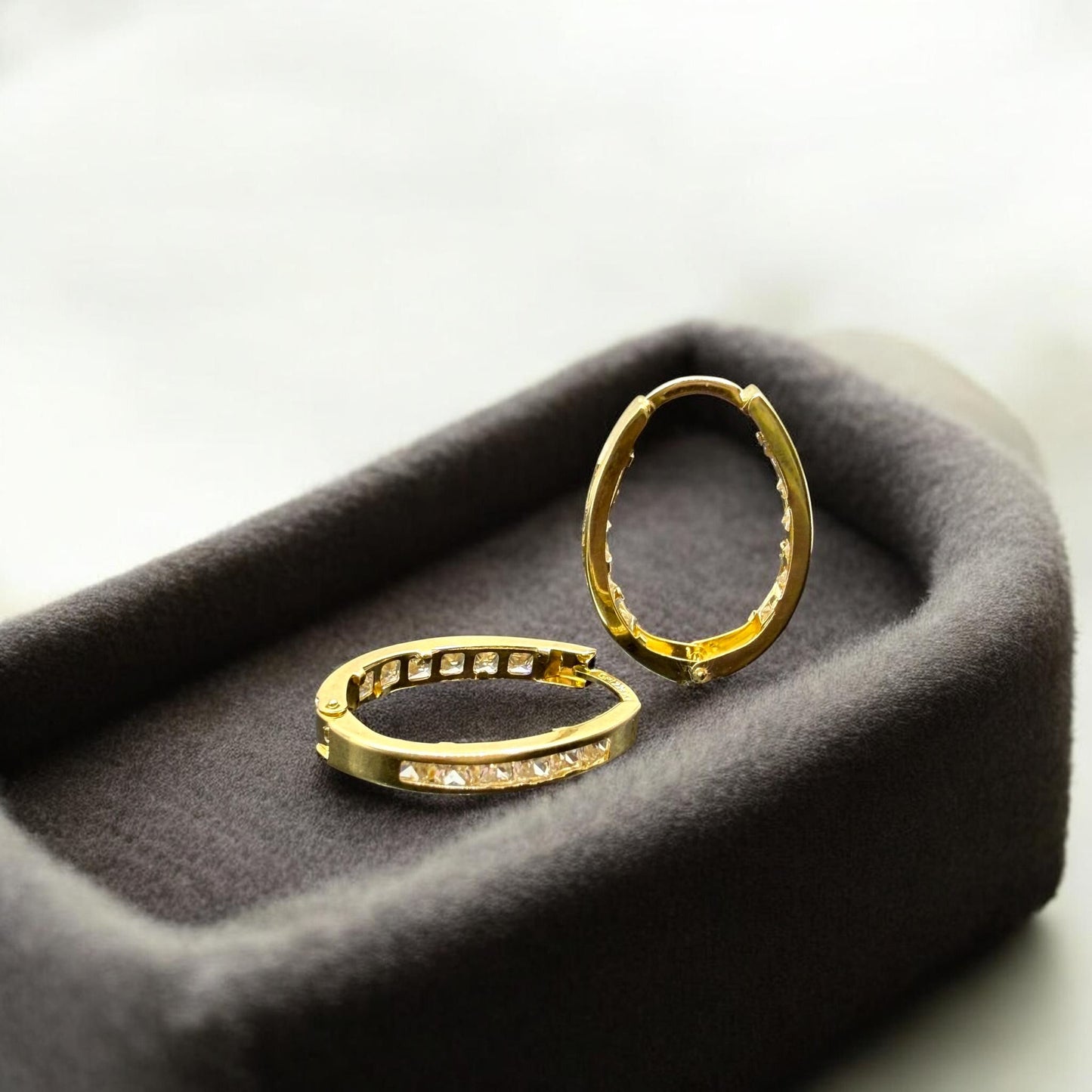 ARETE OVAL CON PIEDRITAS EN ORO MEXICANO 10 K