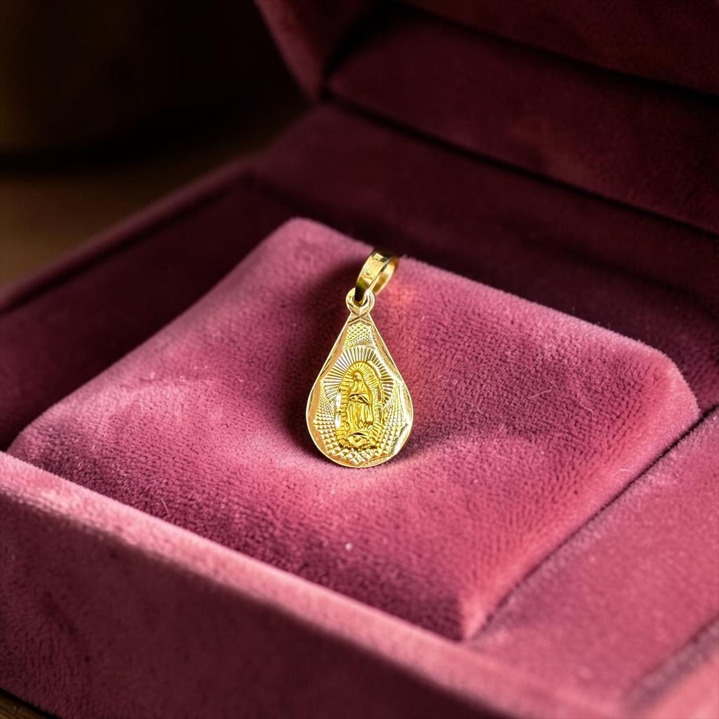 DIJE DE LA VIRGEN EN ORO MEXICANO 14 K