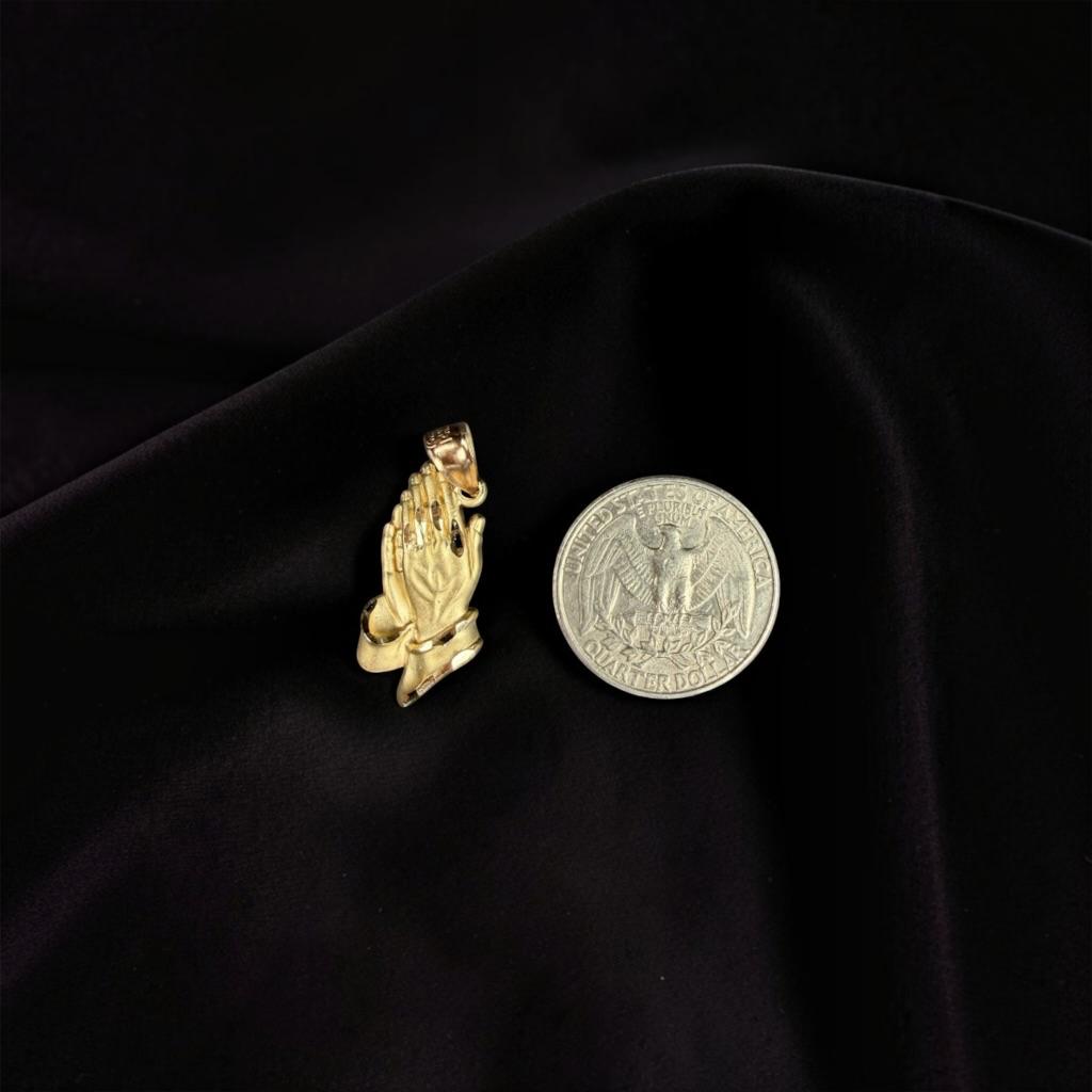 DIJE MANOS ORANDO EN ORO 14 K
