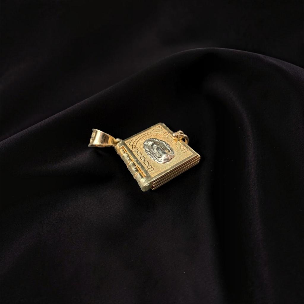 DIJE DE LIBRO DE LA VIRGEN CON EL "PADRE NUESTRO" EN ORO 14 K