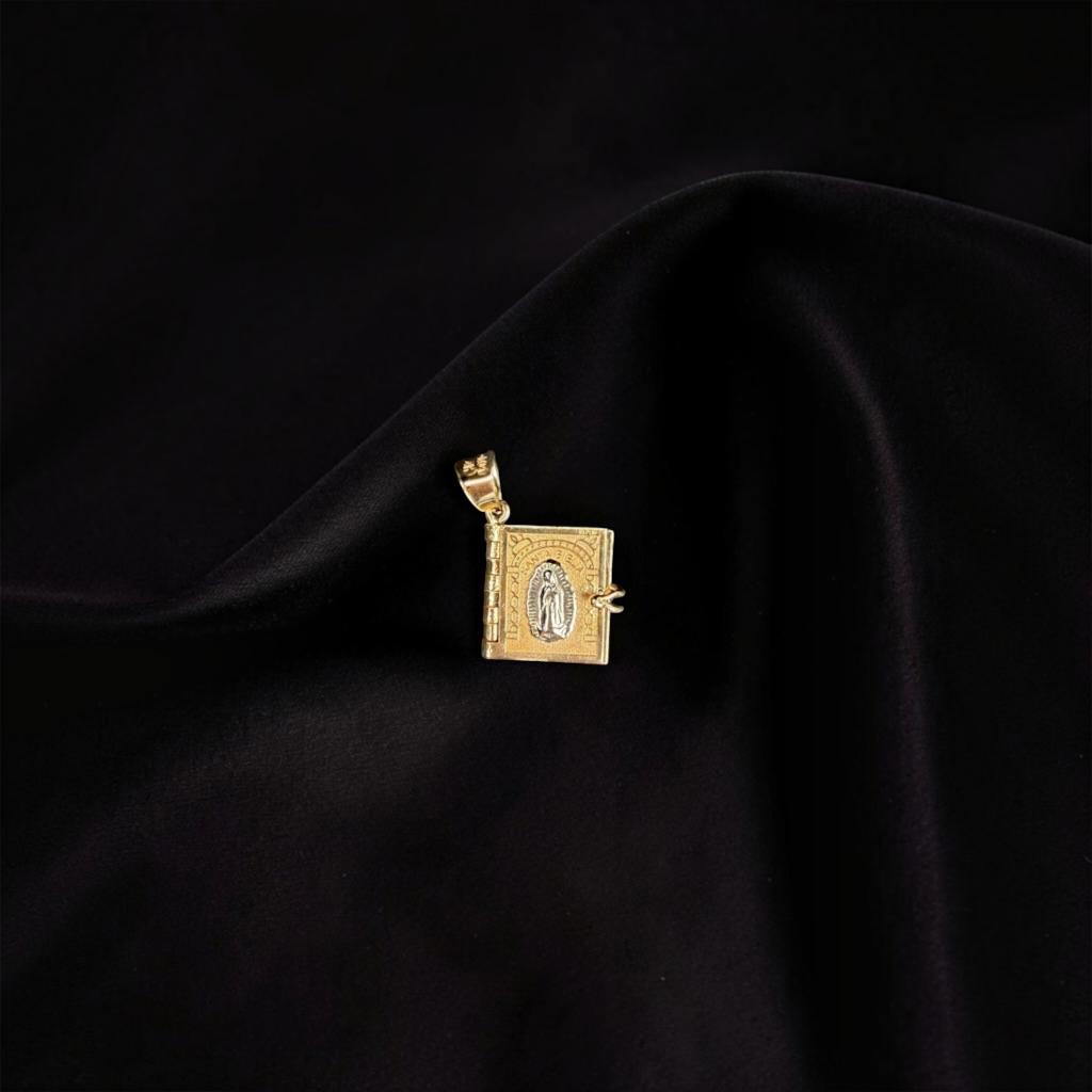 DIJE DE LIBRO DE LA VIRGEN CON EL "PADRE NUESTRO" EN ORO 14 K