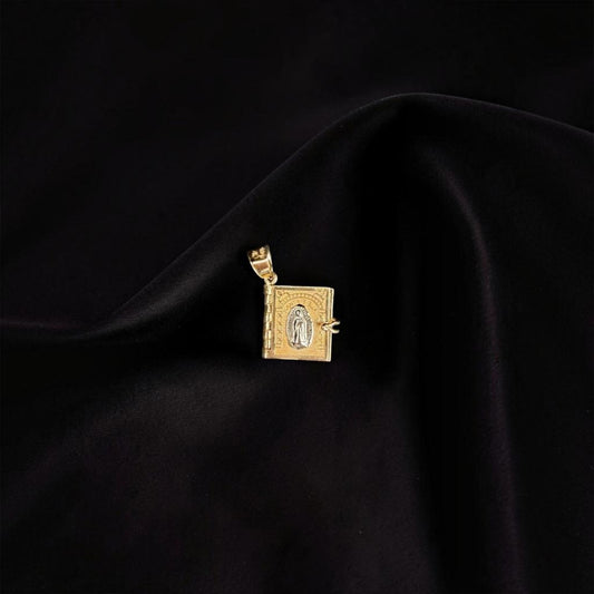 DIJE DE LIBRO DE LA VIRGEN CON EL "PADRE NUESTRO" EN ORO 14 K