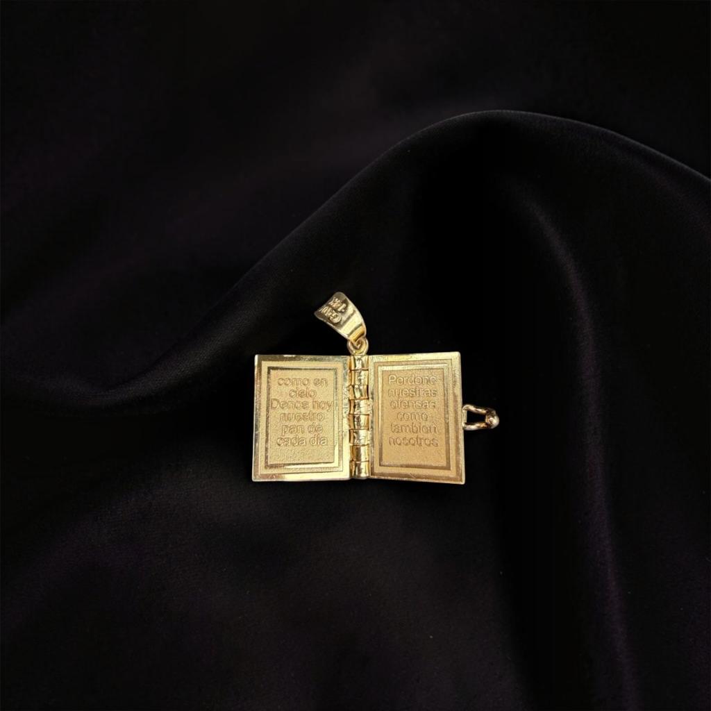DIJE DE LIBRO DE LA VIRGEN CON EL "PADRE NUESTRO" EN ORO 14 K
